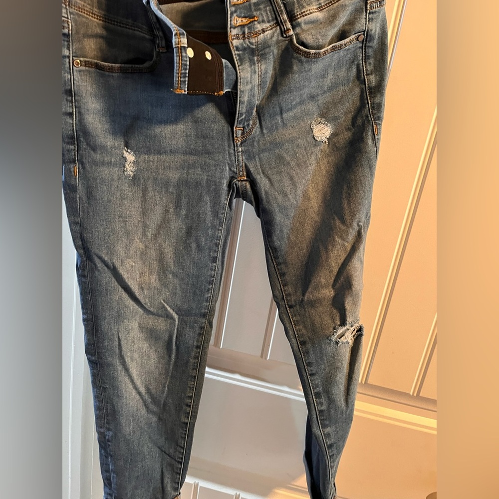 Apt. 9 light wash ankle capri. 8 petite. Slightly worn. Just don’t fit anymore.